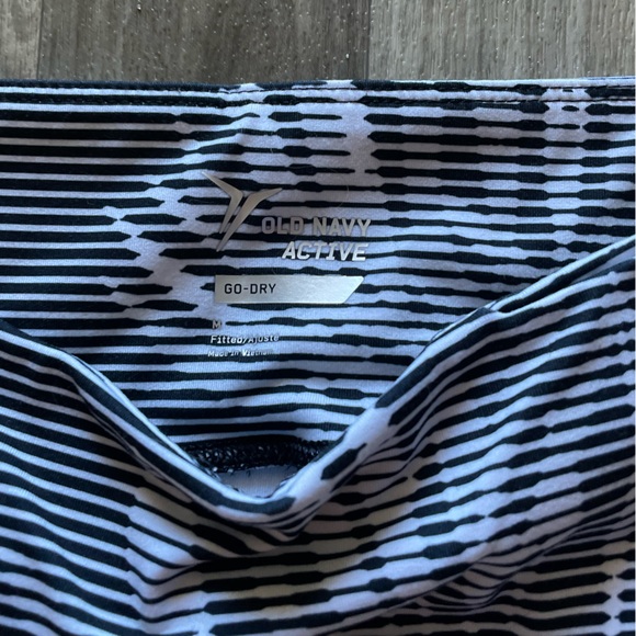 Old Navy Active Women's Go Dry Fitted Capri Leggings Floral Black - Picture 3 of 7